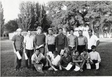 Сочинские яхтсмены в Туапсе после регаты. Чемпионом Краснодарского края среди юношей стал наш ученик Саша Паршута (четвёртый в нижнем ряду). 1967.